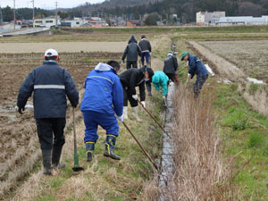 排水の泥上げ