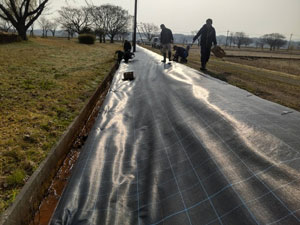 防草シートの敷設